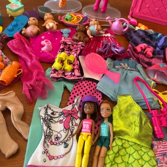 Barbie doll lot with closet - Picture 4 of 9